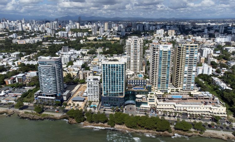 Fotografía aérea del hotel Catalonia y del Malecón Center, en Santo Domingo. Foto: Orlando Barría /EFE.