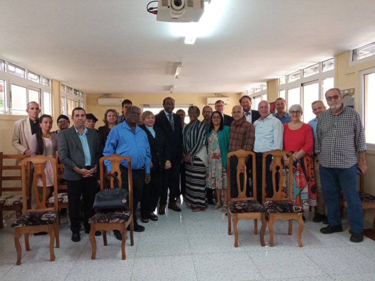 Pillay, al centro, con representantes de movimientos ecuménicos de la isla. Foto: Consejo de Iglesias de Cuba.