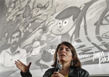 Silvia Padrón, hija del realizador Juan Padrón, habla durante el homenaje a su padre en el multicine Infanta.  Foto: Yander Zamora/EFE.