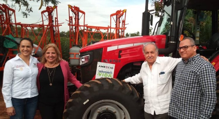 Ana Teresita González, viceministra primera del Comercio Exterior y la Inversión Extranjera de Cuba (2-i), junto al embajador mexicano en la isla, Miguel Ignacio Díaz Reynoso (2-d) y otras personas, en la entrega de una donación de tractores de México a Cuba. Foto: @AnaTeresitaGF / X.