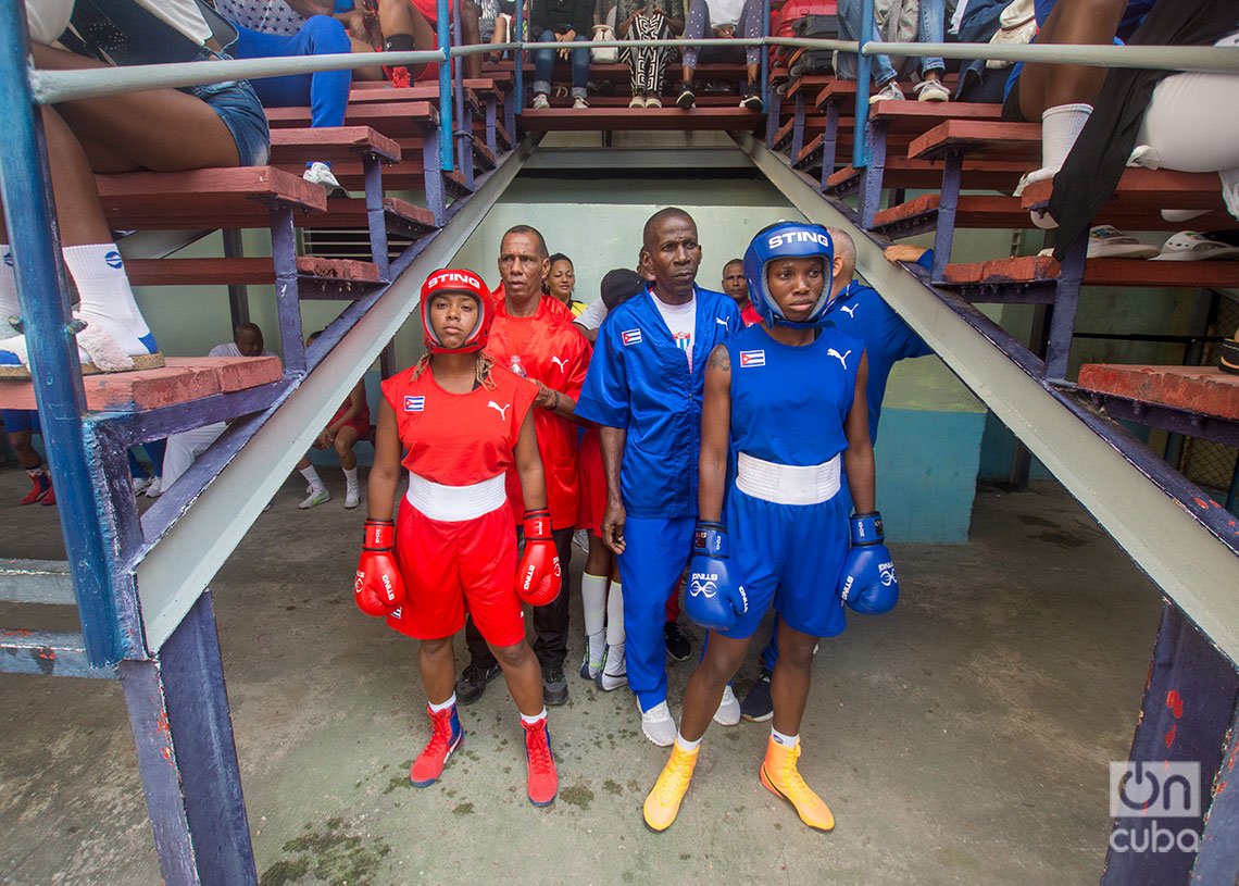 Enisyeny Alba (R) GRA vs Legnis Cala (A), antes de su combate por el título de los 57 kg. Foto: Otmaro Rodríguez.  