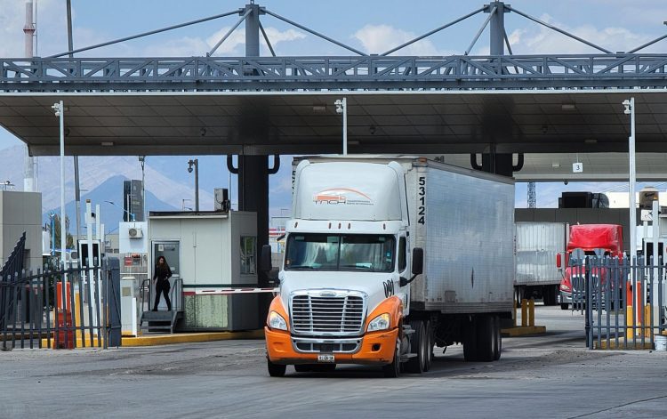 Camiones mexicanos atravesando la frontera. Foto: La Raza.