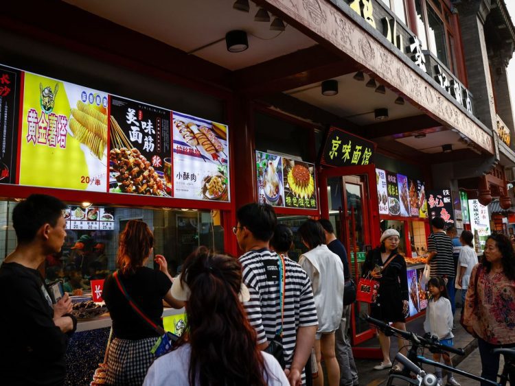 Personas en un mercado en China. Foto: EFE.