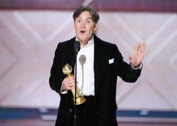 Cillian Murphy al aceptar el Globo de Oro por su actuación en Oppenheimer. Foto: goldenglobes.com