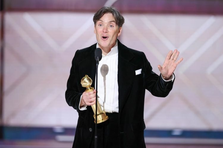 Cillian Murphy al aceptar el Globo de Oro por su actuación en Oppenheimer. Foto: goldenglobes.com