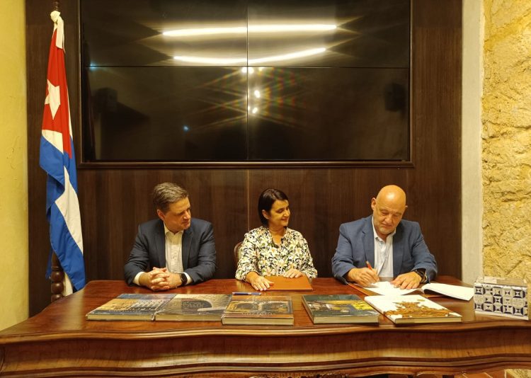 Representantes del Eixo Atlántico firman un acuerdo con La Habana. Foto: Eixo Atlántico / Facebook.