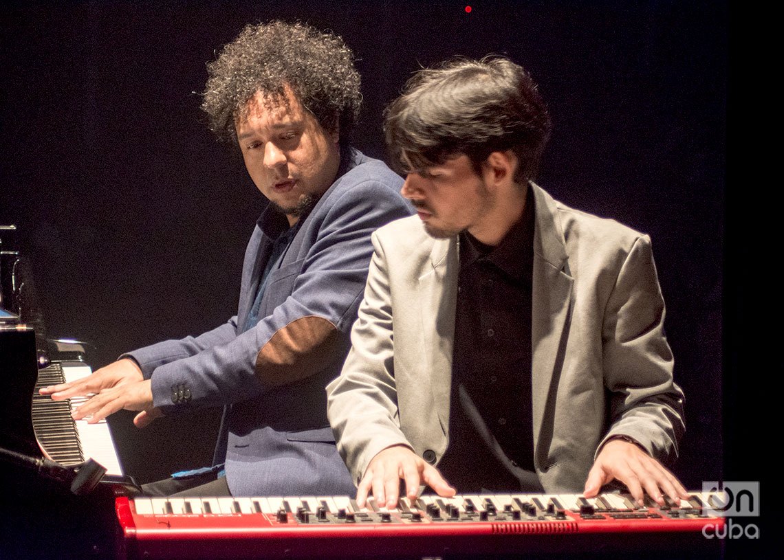 Rodrigo García junto a Aldo López-Gavilán, durante el concierto “Los Días de Gloria”, de homenaje a la Nueva Trova,en el Teatro Martí de La Habana. Foto: Otmaro Rodríguez.