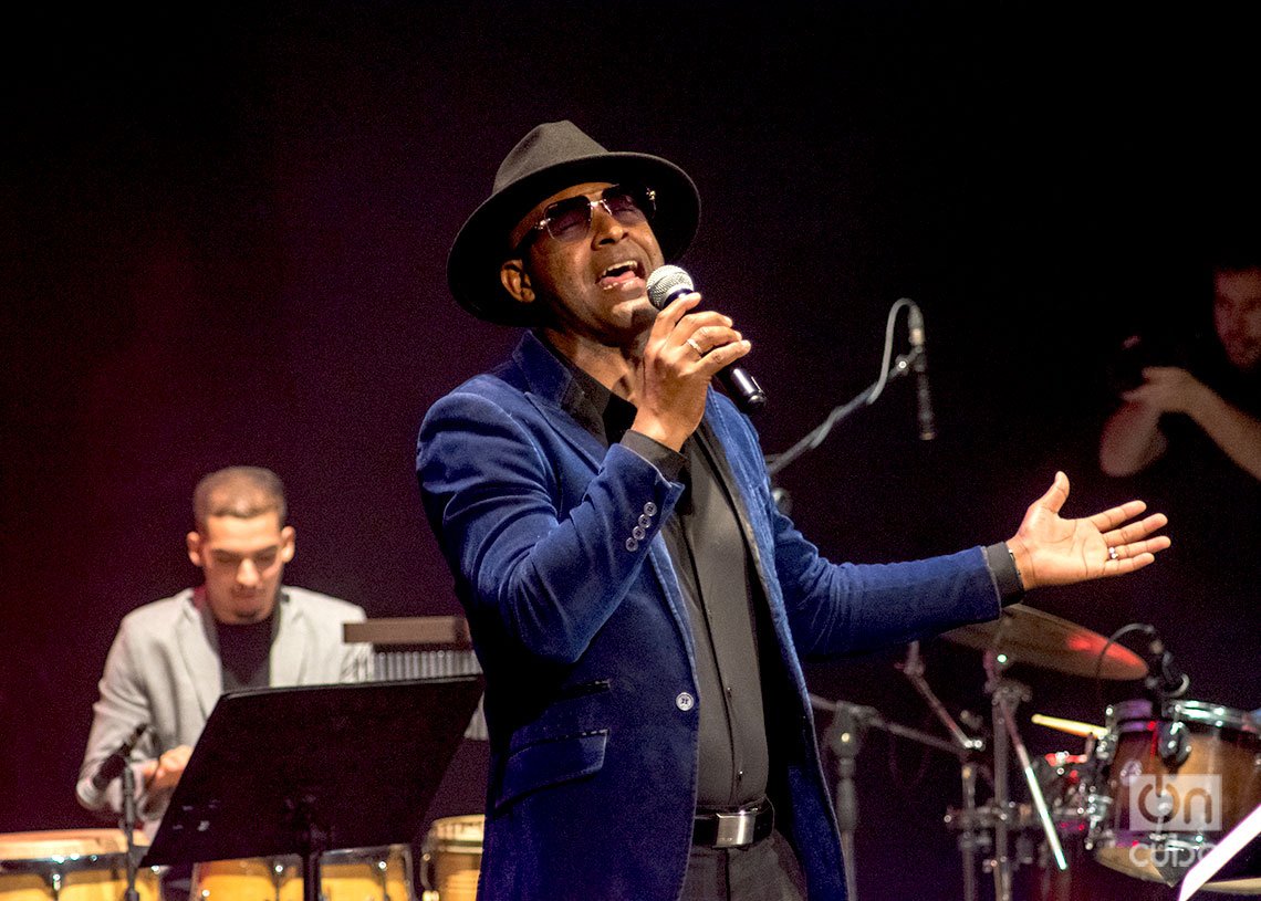 Kiko Ruiz canta durante el concierto “Los Días de Gloria”, de homenaje a la Nueva Trova,en el Teatro Martí de La Habana. Foto: Otmaro Rodríguez.