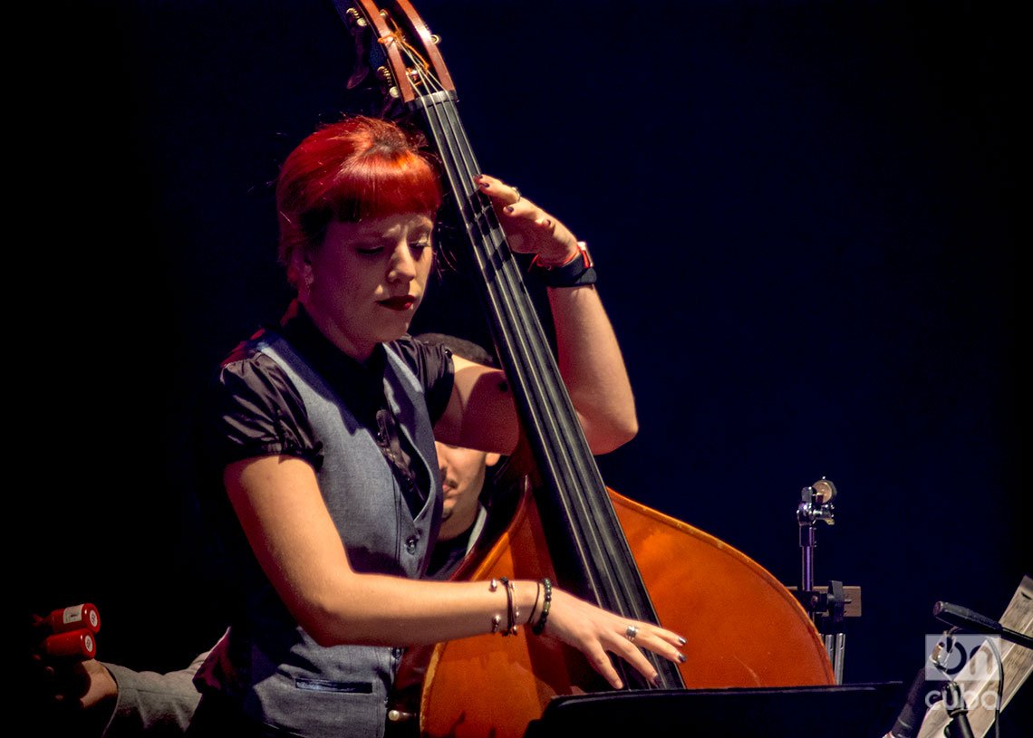 La contrabajista Olivia Rodríguez durante el concierto “Los Días de Gloria”, en el Teatro Martí de La Habana. Foto: Otmaro Rodríguez.