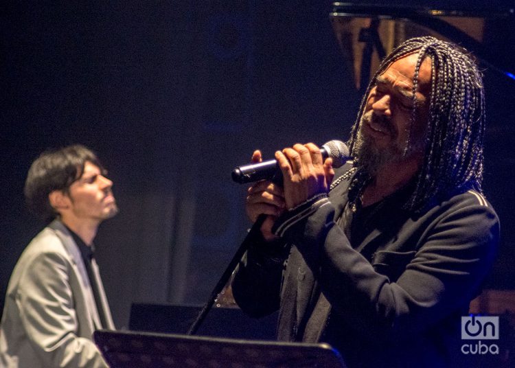 X Alfonso canta “Foto de familia”, de Carlos Varela, en el concierto “Los Días de Gloria”, en el Teatro Martí, en La Habana. Detrás, el pianista Rodrigo García. Foto: Otmaro Rodríguez.