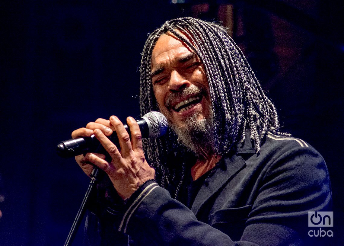 X Alfonso durante el concierto “Los Días de Gloria”, en el Teatro Martí de La Habana. Foto: Otmaro Rodríguez.