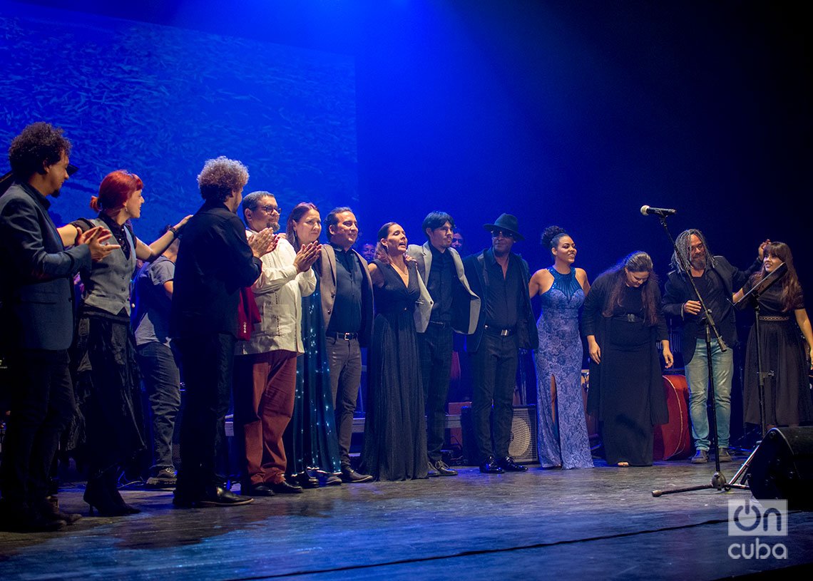 Músicos participantes en el concierto “Los Días de Gloria”, se abrazan y saludan al público en el Teatro Martí, en La Habana. Foto: Otmaro Rodríguez.