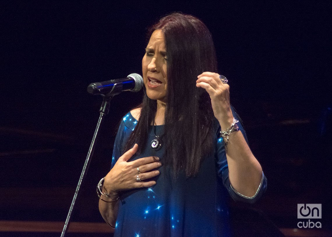 Rochy Ameneiro durante el concierto “Los Días de Gloria”, en el Teatro Martí de La Habana. Foto: Otmaro Rodríguez.