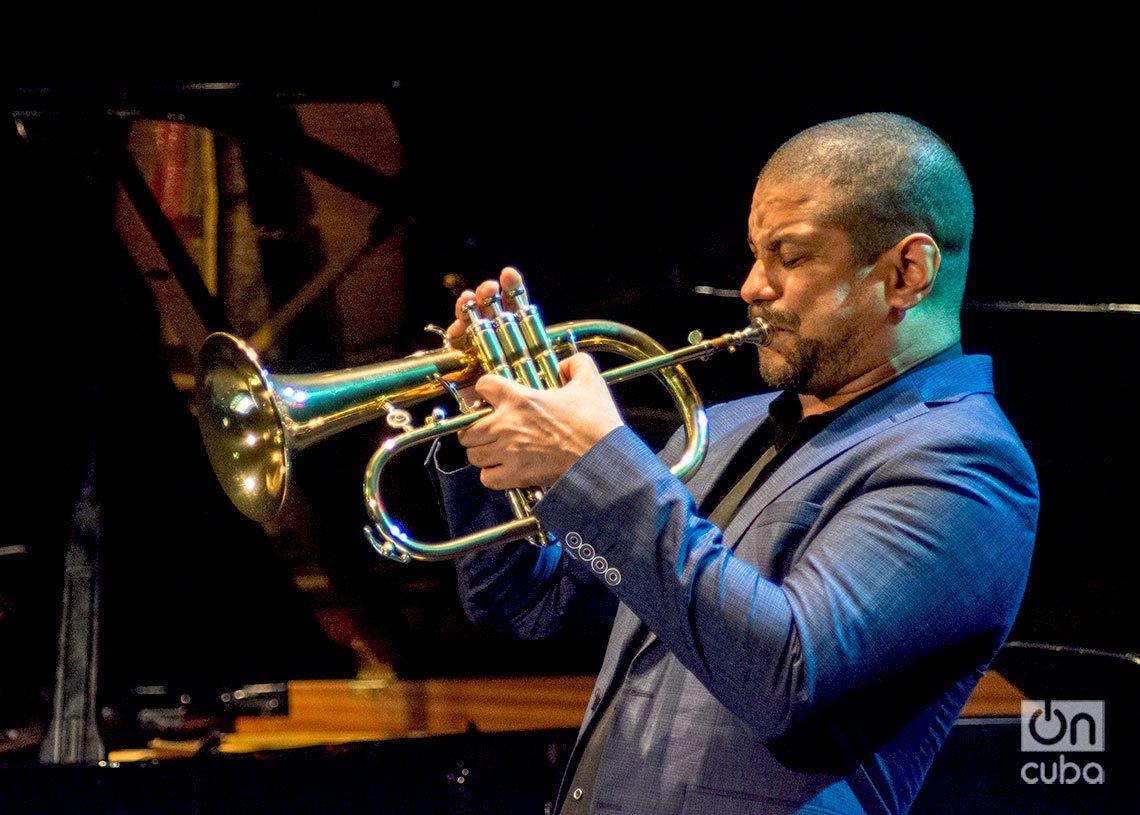 Yasek Manzano durante el homenaje a Santiago Feliú en el concierto “Los Días de Gloria”, en el Teatro Martí de La Habana. Foto: Otmaro Rodríguez.