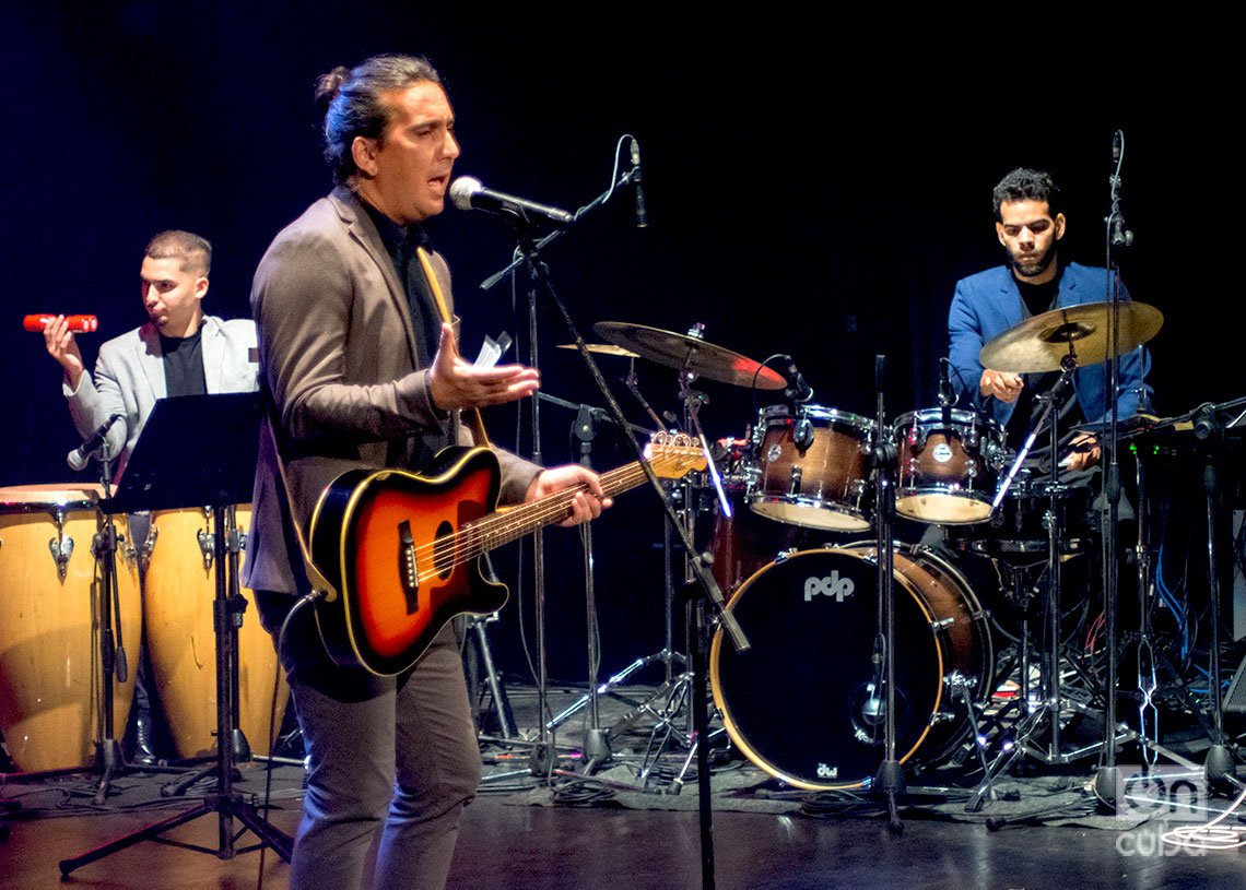 Diego Gutiérrez durante el concierto “Los Días de Gloria”, en el Teatro Martí de La Habana. Foto: Otmaro Rodríguez.