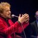 David Torrens canta durante el concierto “Los Días de Gloria”, en el Teatro Martí de La Habana. Detrás, Alejandro Calzadilla (clarinete). Foto: Otmaro Rodríguez.