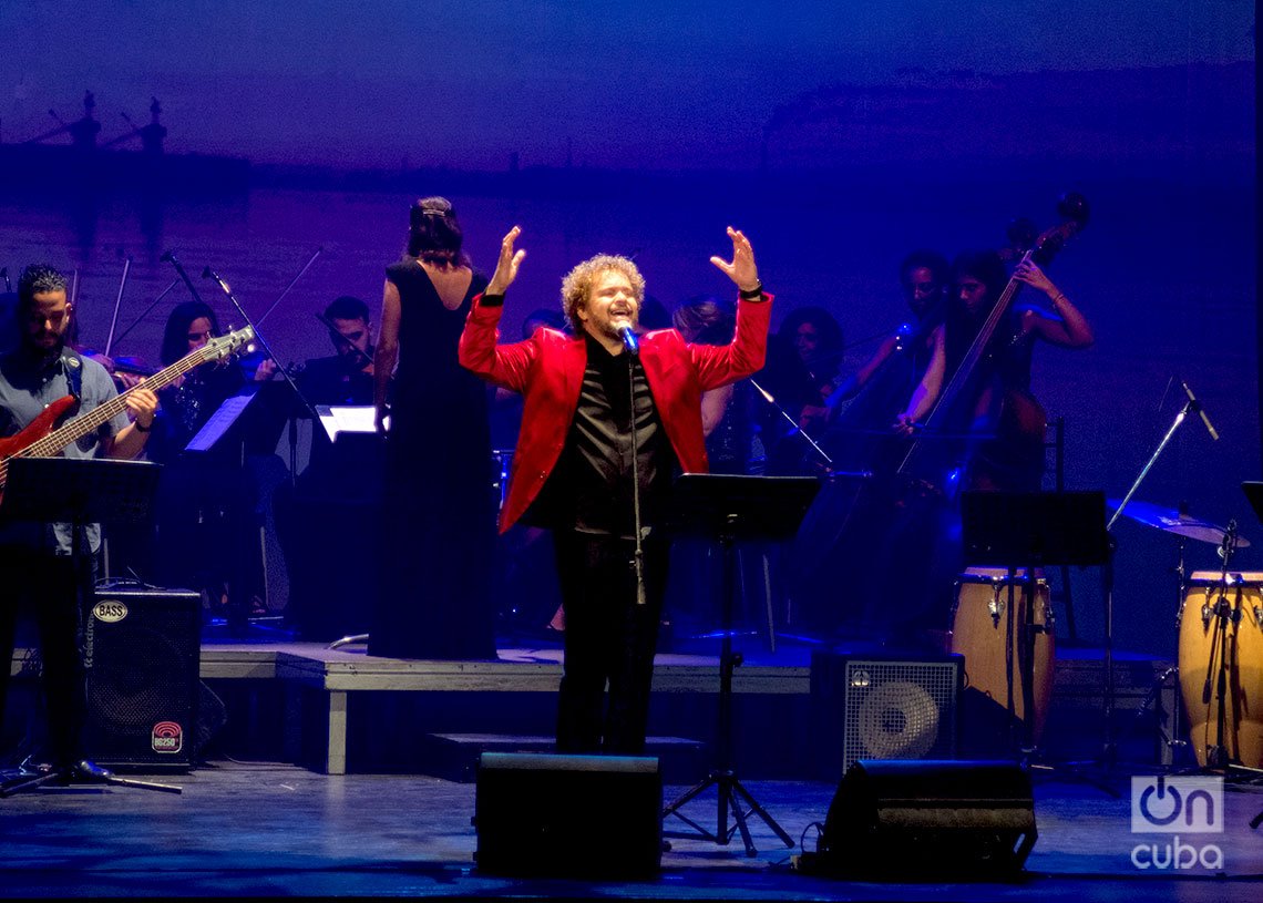 David Torrens canta durante el concierto “Los Días de Gloria”, en el Teatro Martí de La Habana. Foto: Otmaro Rodríguez.