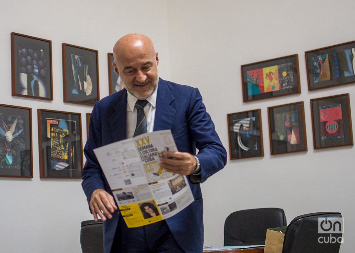 El señor Roberto Vellano, embajador de Italia en Cuba, con un programa de la Semana de la Cultura Italiana en la isla. Foto: Otmaro Rodríguez.