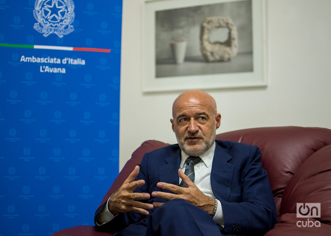 El señor Roberto Vellano, embajador de Italia en Cuba, durante una entrevista con OnCuba. Foto: Otmaro Rodríguez.