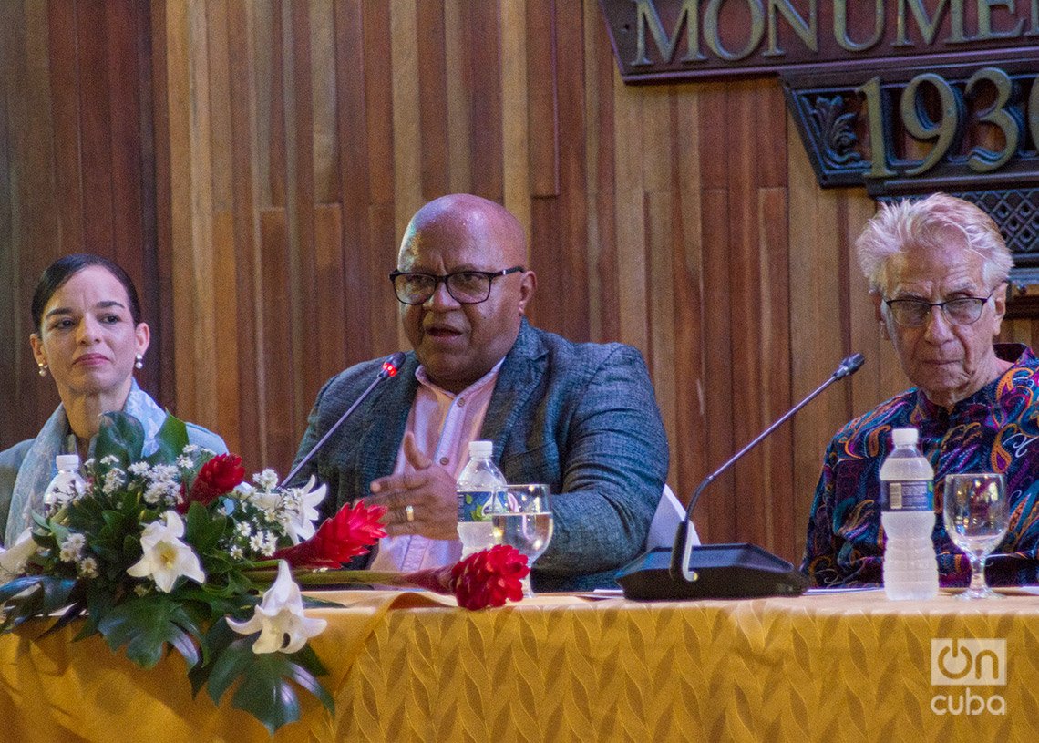 Conferencia de prensa sobre el Festival Jazz Plaza 2024, en el Hotel Nacional de Cuba. De izquierda a derecha: Viengsay Valdés, directora del Ballet Nacional de Cuba; Víctor Rodríguez, presidente del festival; y Bobby Carcassés, fundador del Jazz Plaza. Foto: Otmaro Rodríguez.