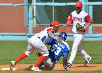 El segundo partido semifinal entre Artemisa e Industriales fue muy cerrado y se definió por la oportunidad de los Cazadores, que anotaron todas sus carreras con dos outs. Foto: Ricardo López Hevia.