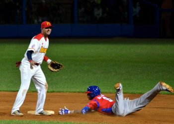 La incorporación de Yordan Manduley (de pie) fue fundamental para los Cocodrilos de Matanzas en la postemporada de la II Liga Élite. Foto: Ricardo López Hevia.