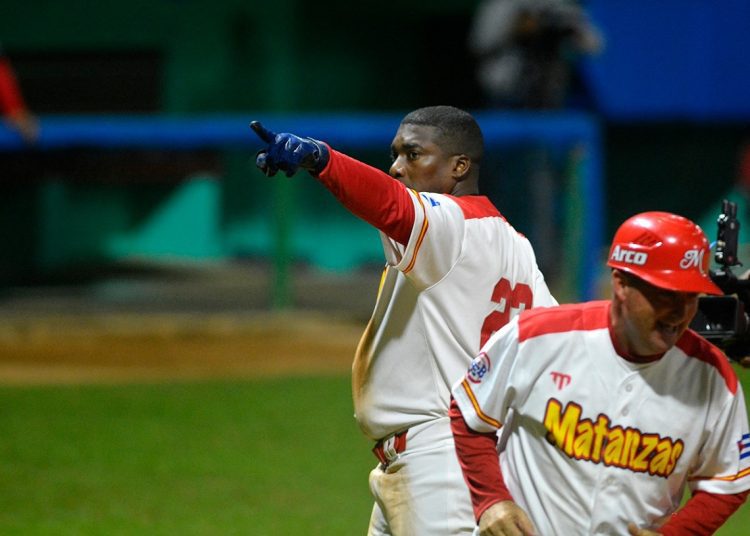 Ariel Sánchez llegó a los 2000 jits de por vida en la segunda Liga Élite del Béisbol Cubano. Foto: Abel Rojas/Juventud Rebelde.