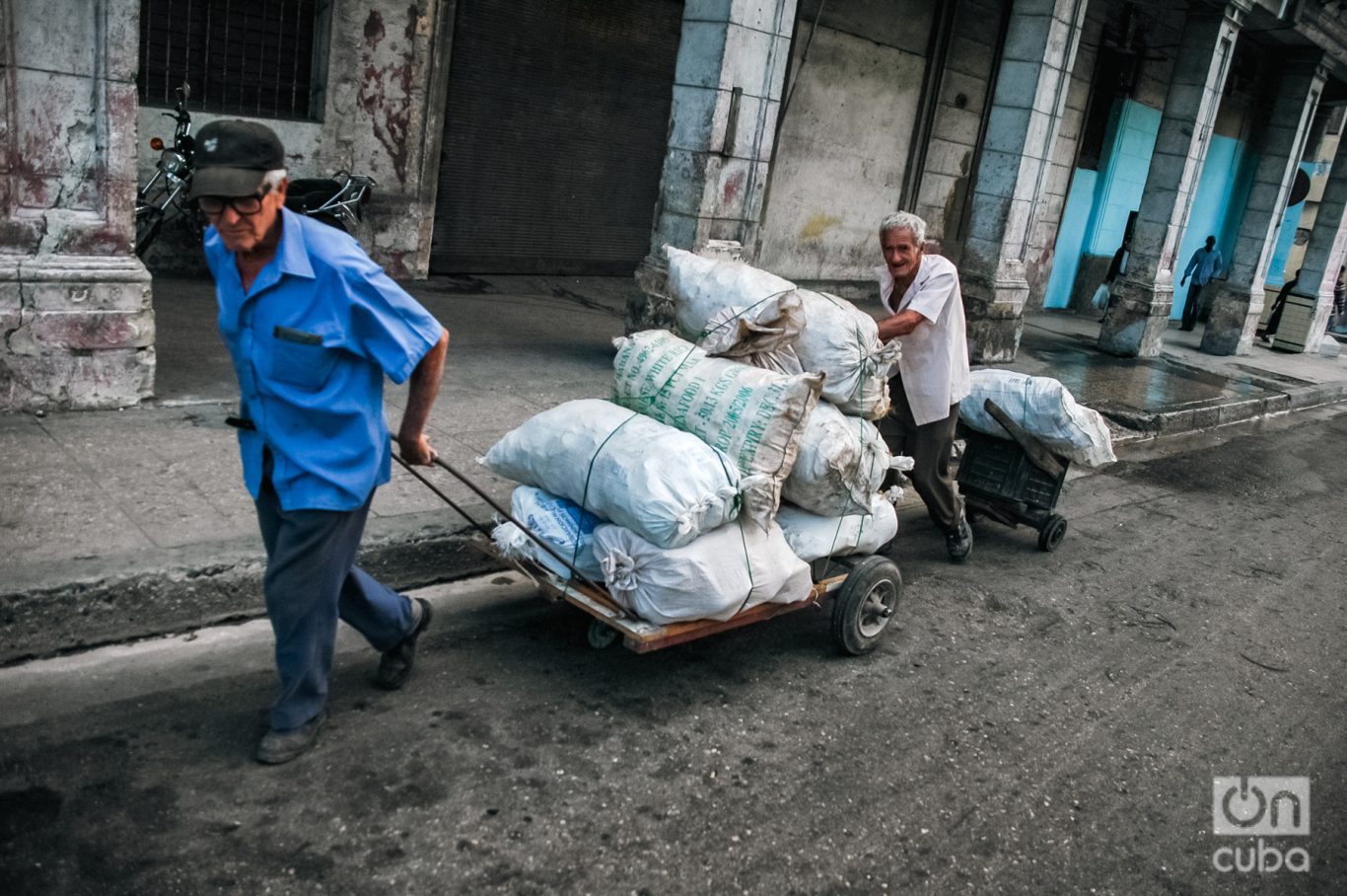 Dos abuelos con una carga de latas para venderlas como materia prima. Foto: Kaloian.