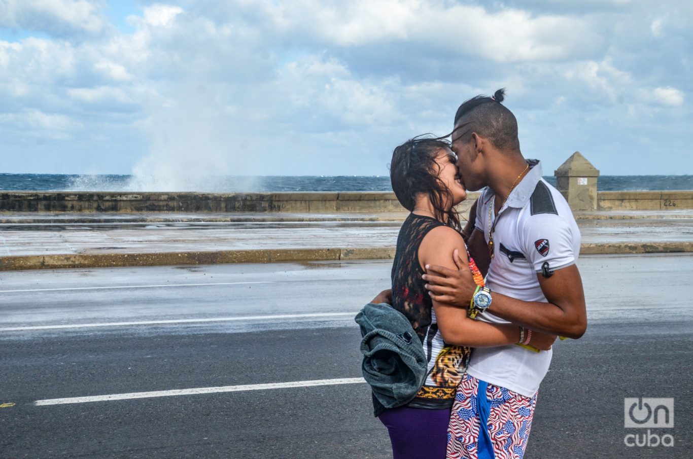 Una pareja de jóvenes frente al Malecón de La Habana. Foto: Kaloian.

