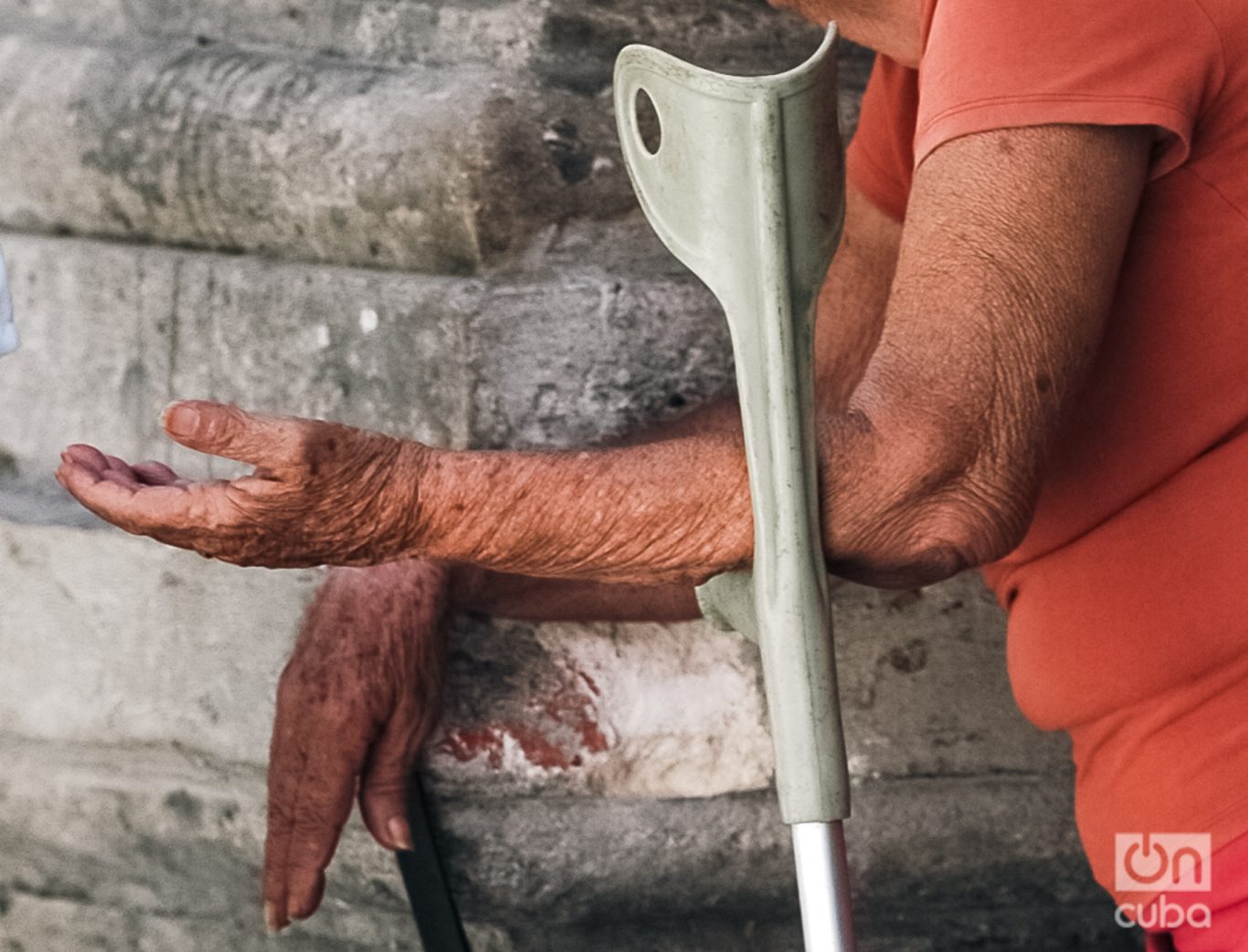 Las manos de una anciana en la calle Obispo, de la Habana Vieja. Foto: Kaloian.
