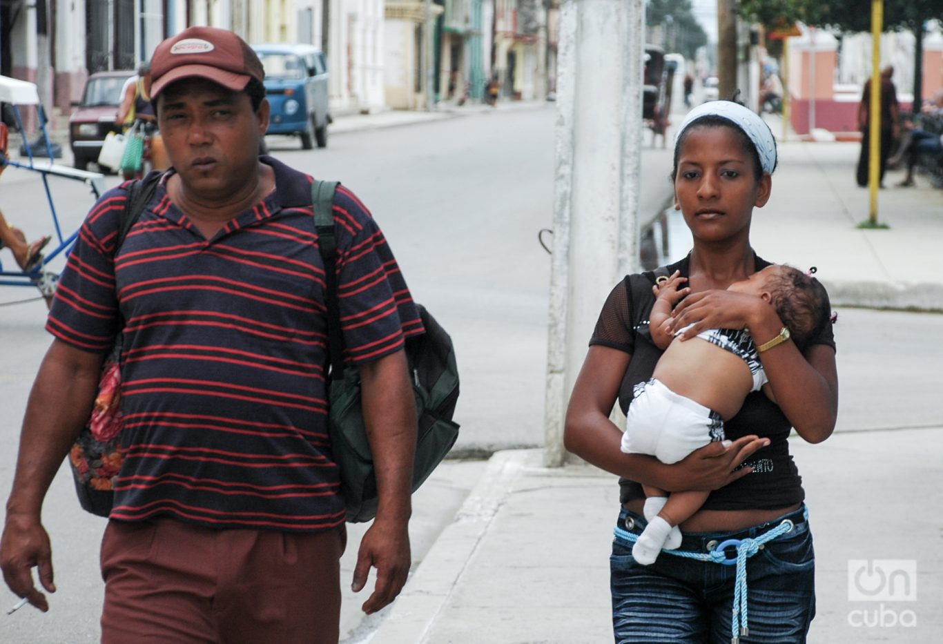 Una pareja con su recién nacido por las calles de Holguín. Foto: Kaloian.