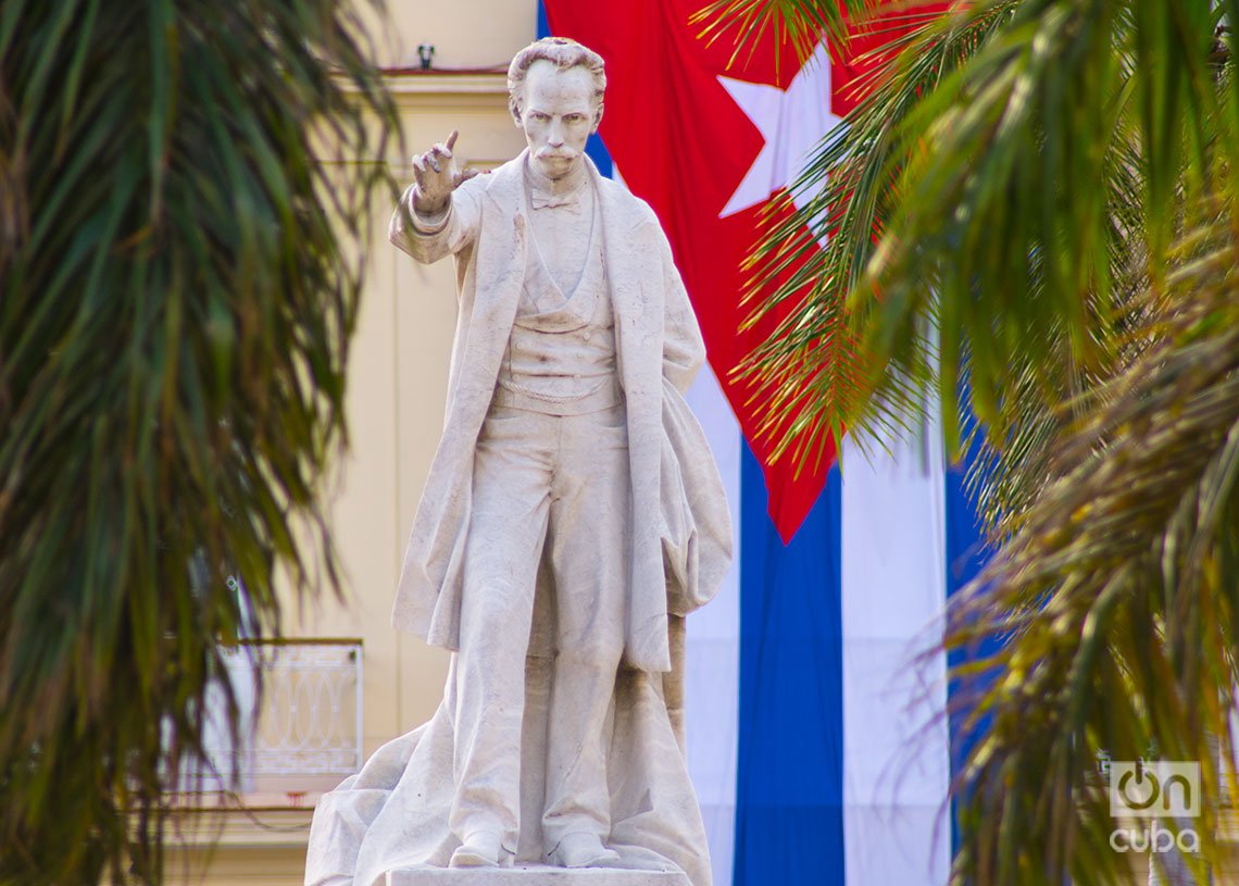 La estatua de José Martí en el Parque Central de La Habana, obra del escultor José Vilalta de Saavedra. Foto: Otmaro Rodríguez.