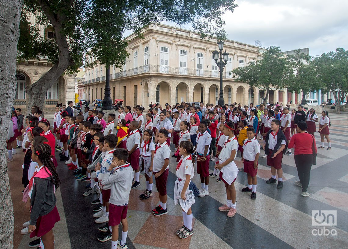 Niños habaneros en las inmediaciones de la escuela primaria Rafael María de Mendive (detrás), en el Paseo del Prado. En este lugar el insigne educador fundo el Colegio Superior San Pablo para Varones donde estudió José Martí. Foto: Otmaro Rodríguez.