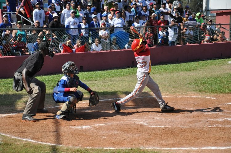 Un partido de las Pequeñas Ligas entre San Antonio de los Baños (Artemisa) y Matanzas dio inicio a la Serie de Estrellas del béisbol cubano. Foto: Duanys Hernández.