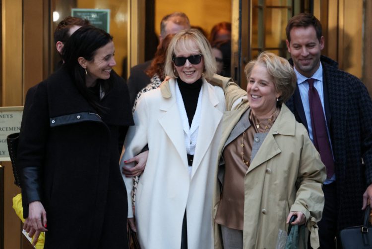 E. Jean Carroll y sus abogados a la salida del tribunal. Foto: PBS.