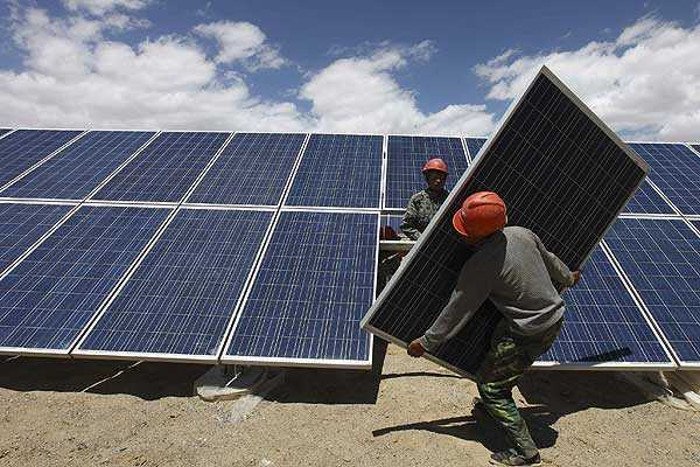 Trabajos  de expansión de la energía solar en Camagüey. Foto: Adelante / Archivo.
