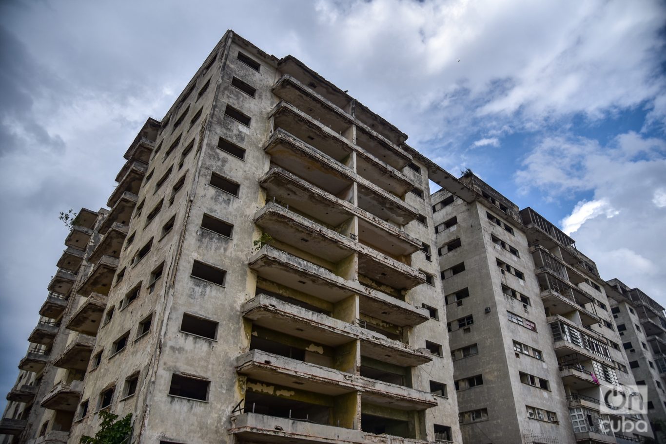 Riomar fue uno de los emblemáticos edificios de La Habana de mediados de los 50 del siglo pasado. Foto: Kaloian.