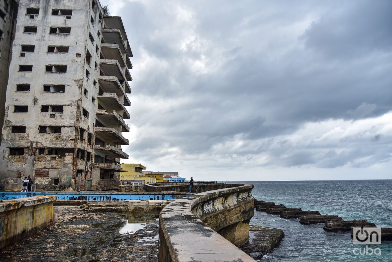 El esqueleto de Riomar, en el litoral habanero. Foto Kaloian.