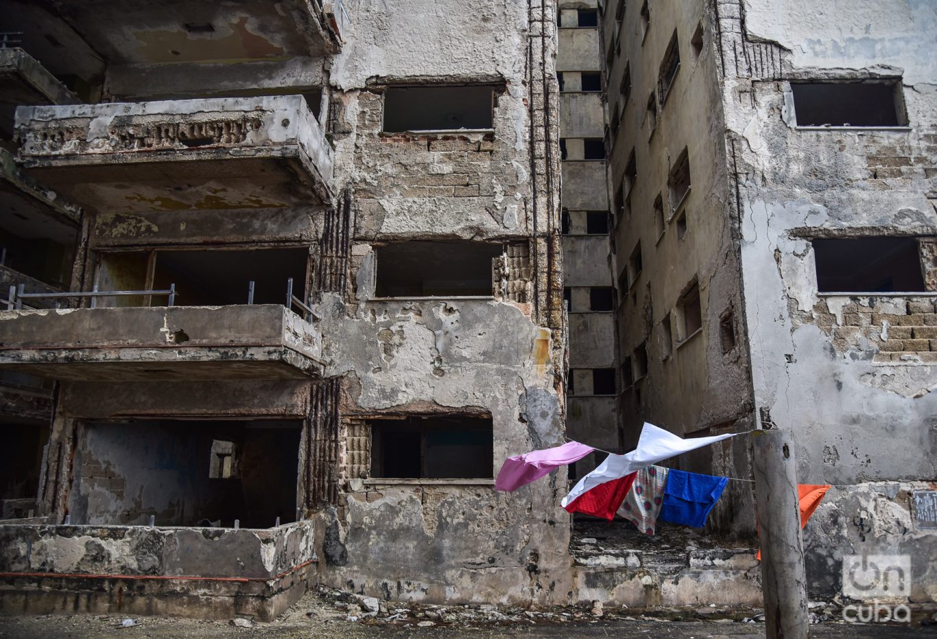 Ropa tendida en medio del abandono de Riomar. Foto: Kaloian.