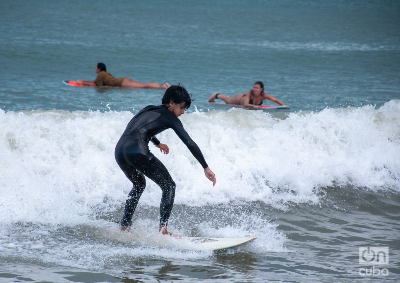 La velocidad, el tamaño y la forma de las olas son elementos fundamentales para los surfistas. Foto: Kaloian.