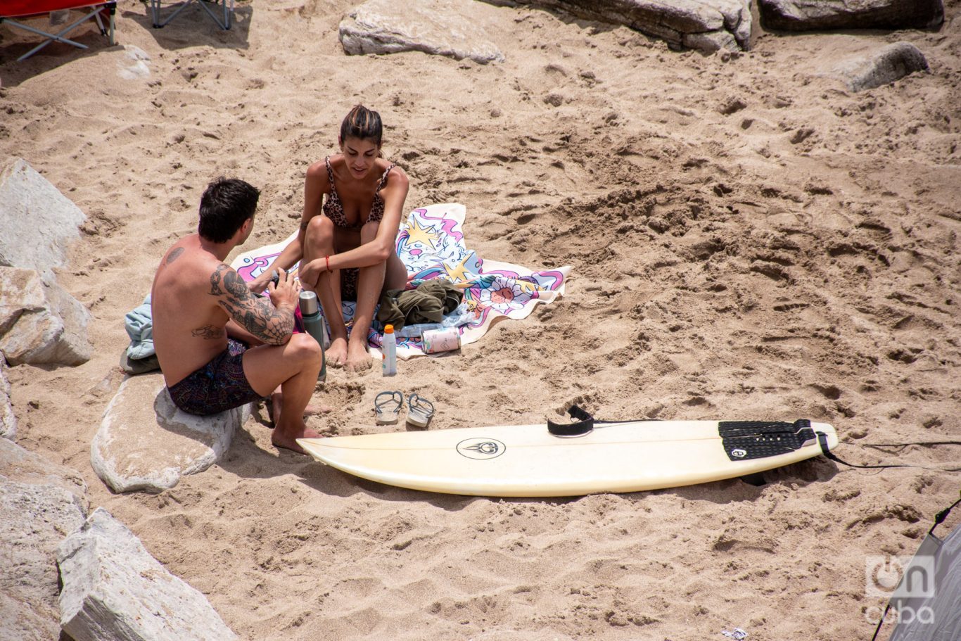 Una pareja de surfistas en la playa de Mar del Plata. Foto: Kaloian.
