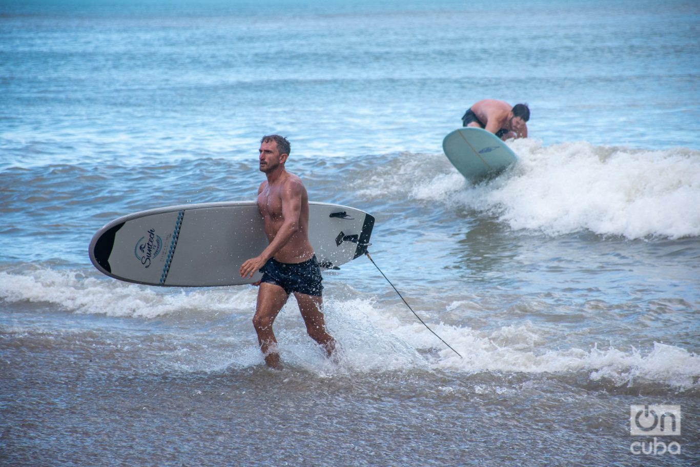 Un surfista sale de la playa tras una intensa jornada. Foto: Kaloian.
