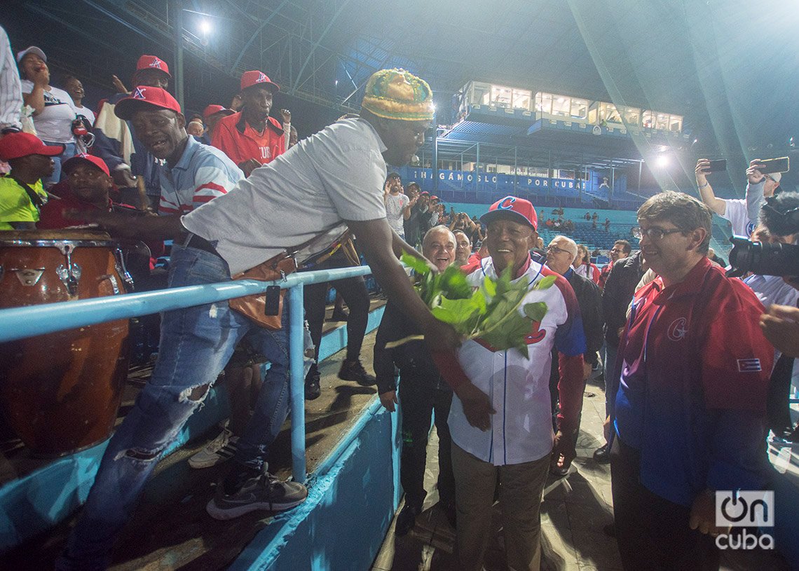 Tony Oliva recibe una “limpieza espiritual” en la grada de los seguidores de Artemisa. Foto: Otmaro Rodríguez.