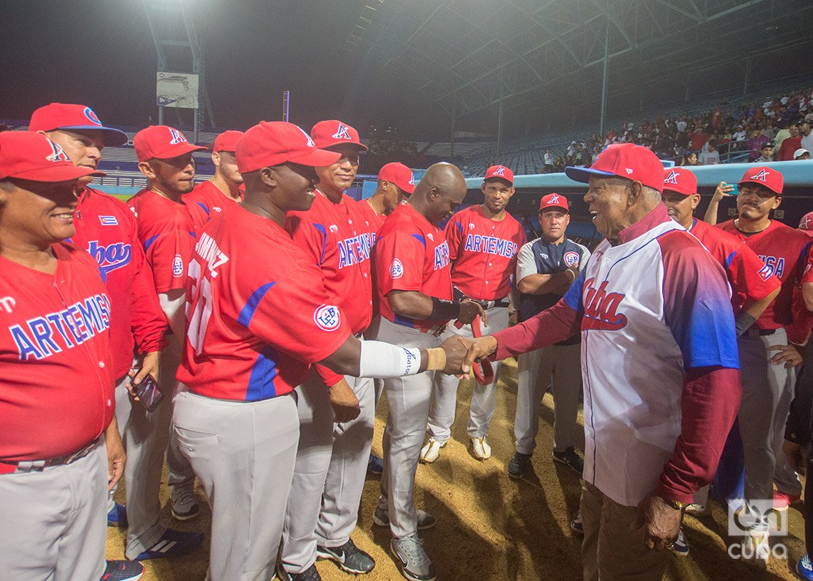 Tony Oliva saluda al equipo Artemisa en el Estadio Latinoamericano de La Habana, el 10 de diciembre de 2024. Foto: Otmaro Rodríguez.