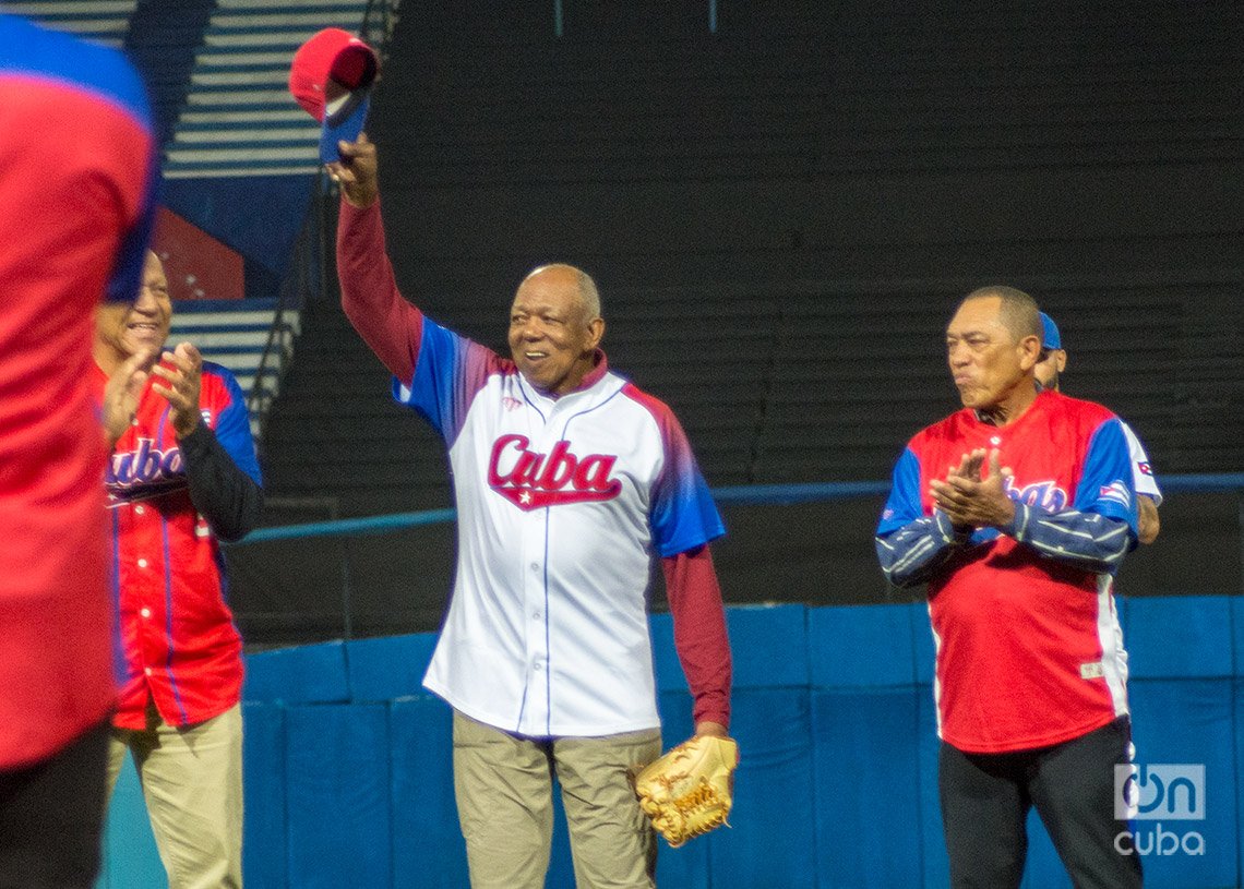 Tony Oliva (c) saluda al público en el Estadio Latinoamericano de La Habana, el 10 de diciembre de 2024. Foto: Otmaro Rodríguez.