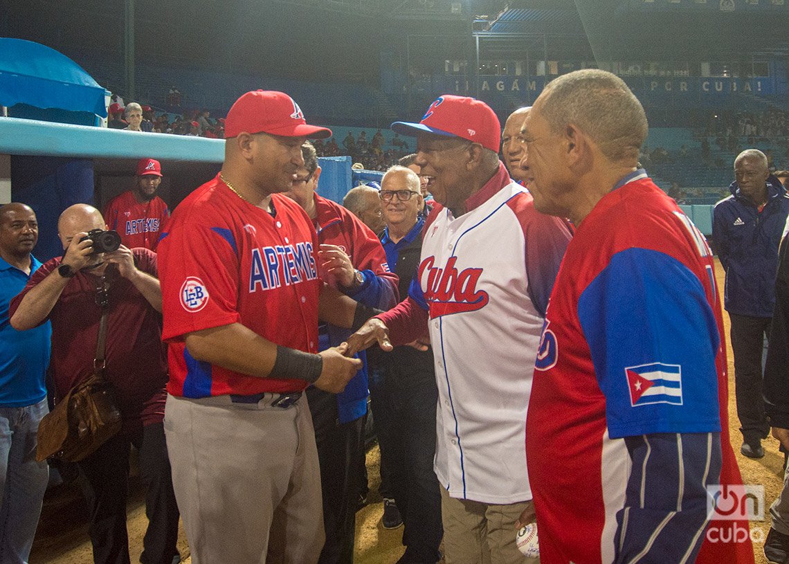 Tony Oliva saluda a Frederich Cepeda en el banco de Artemisa, antes del comienzo del juego entre los Cazadores e Industriales. Foto: Otmaro Rodríguez.