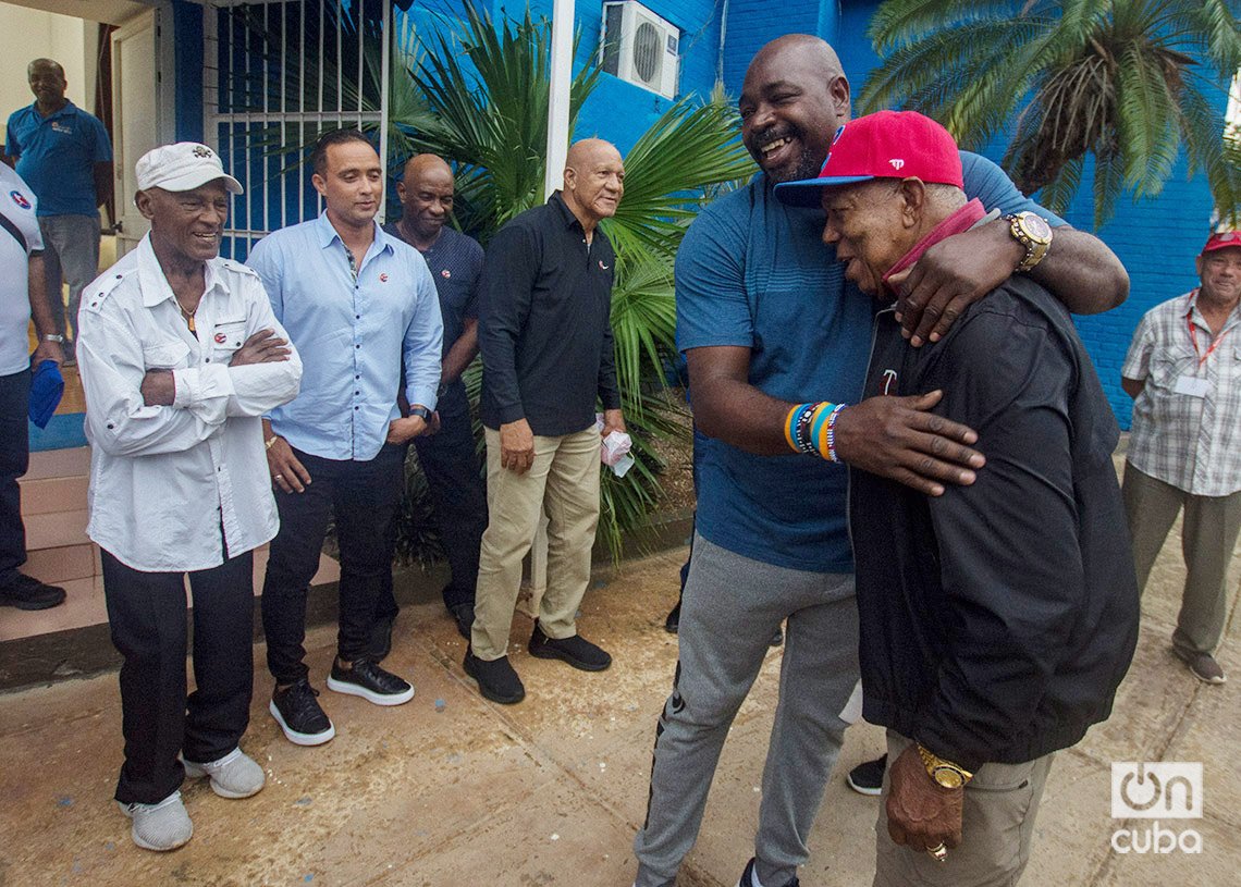 Pedro Luis Lazo abraza a Tony Oliva a su llegada al Estadio Latinoamericano de La Habana, el 10 de diciembre de 2024. Junto a ellos, otros expeloteros cubanos. Foto: Otmaro Rodríguez.