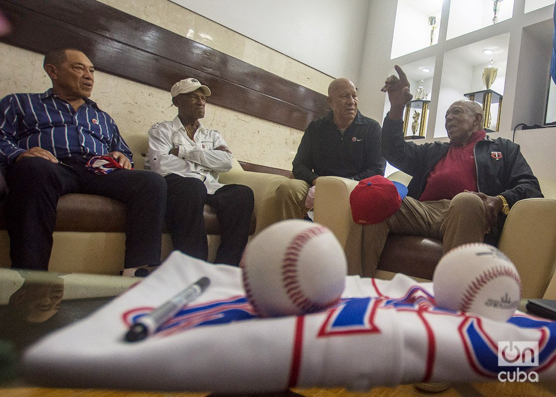 Tony Oliva (d) comparte con expeloteros cubanos, en el Estadio Latinoamericano de La Habana. Foto: Otmaro Rodríguez. 