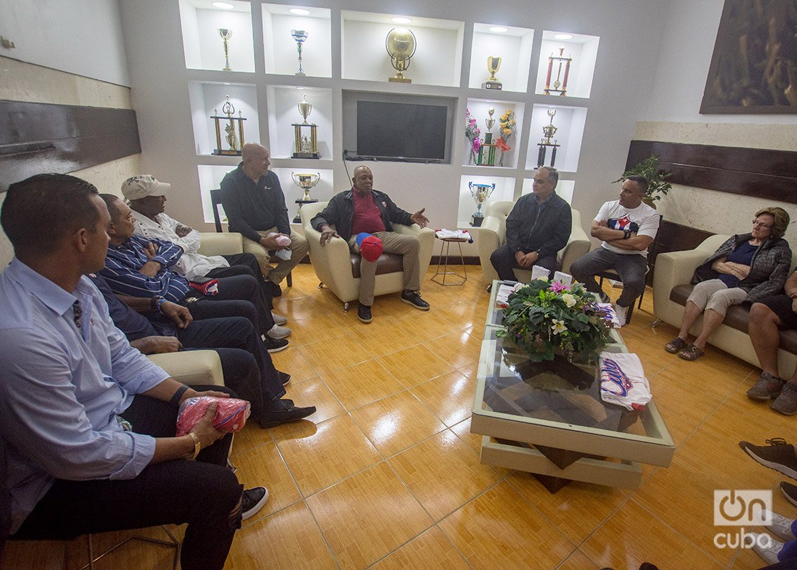 Tony Oliva (c) es recibido por autoridades deportivas y expeloteros cubanos, en el Estadio Latinoamericano de La Habana. Foto: Otmaro Rodríguez. 