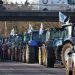 Docenas de tractores bloquean una carretera cerca de Ableiges, al norte de París. Foto: EFE.